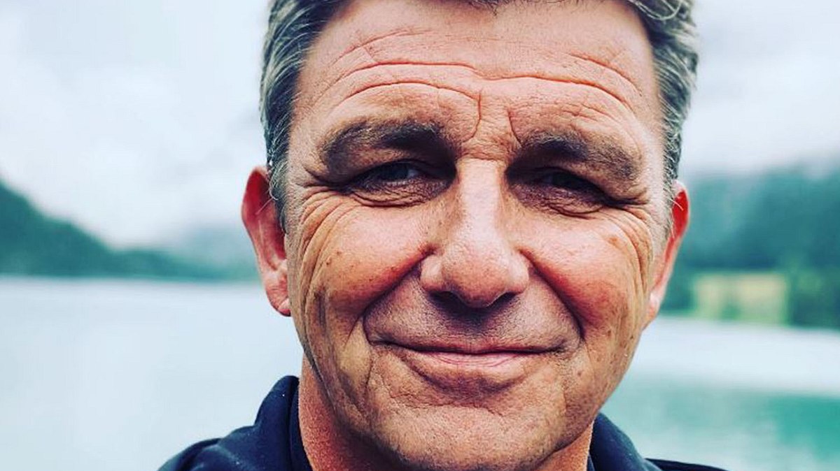 Bergdoktor-Star Hans Sigl lächelt leicht in die Kamera und macht ein Selfie