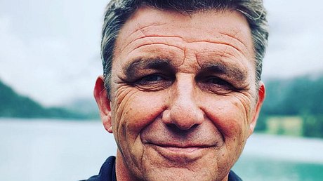 Bergdoktor-Star Hans Sigl lächelt leicht in die Kamera und macht ein Selfie - Foto: Instagram/Hans Sigl
