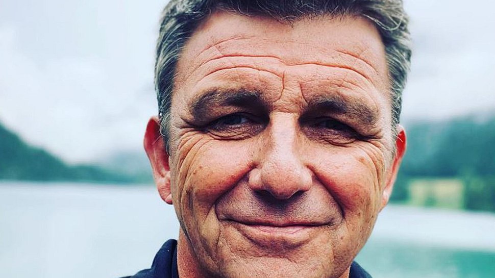 Bergdoktor-Star Hans Sigl lächelt leicht in die Kamera und macht ein Selfie - Foto: Instagram/Hans Sigl