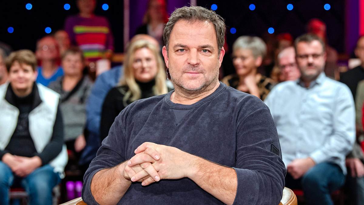Martin Rütter findet erst jetzt die richtigen Worte, um über seine Trauer zu sprechen. Martin Rütter sitzt im „Riverboat“-Studio und schaut in die Kamera.