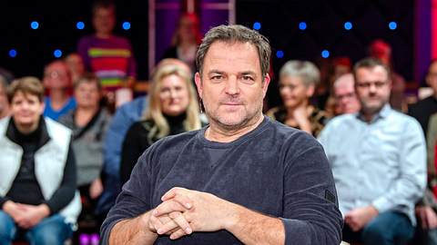 Martin Rütter sitzt im „Riverboat“-Studio und schaut in die Kamera. - Foto: IMAGO / STAR-MEDIA