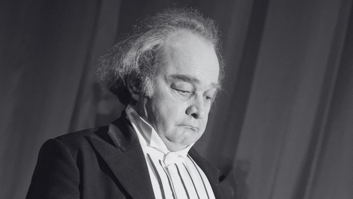 Martin Seifert Martin Seifer schaut betrübt auf den Boden