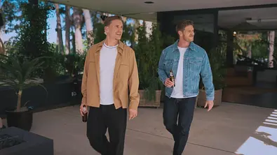 Martin udn Felix mit Bier in der Hand in der Villa, Felix trägt Jeans und braunes Hemd, Martin dunkele Hose und Jeanshemd. - Foto: RTL
