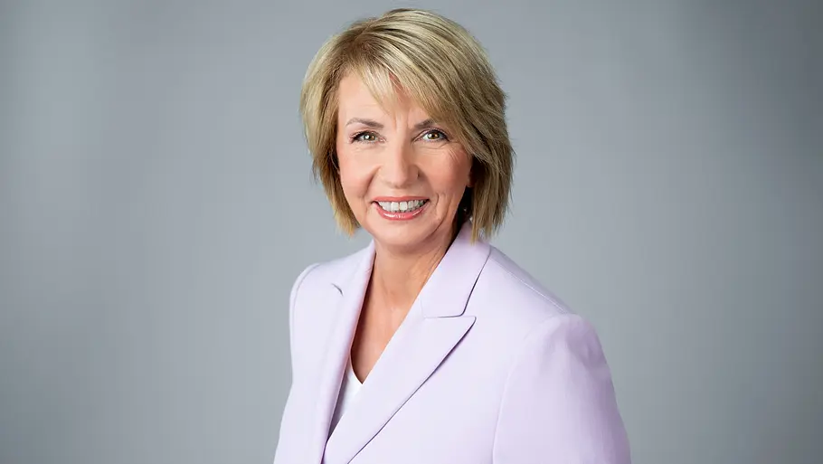 Martina Eßer verlässt den WDR nach über 40 Jahren Martina Eßer lächelt mit kurzem blondem Haar und einem hellvioletten Blazer vor grauem Hintergrund in die Kamera.