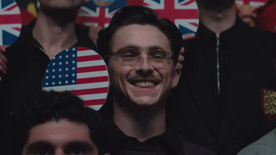 Marty Mauser lächelt mit seinem US-Tischtennisschläger.