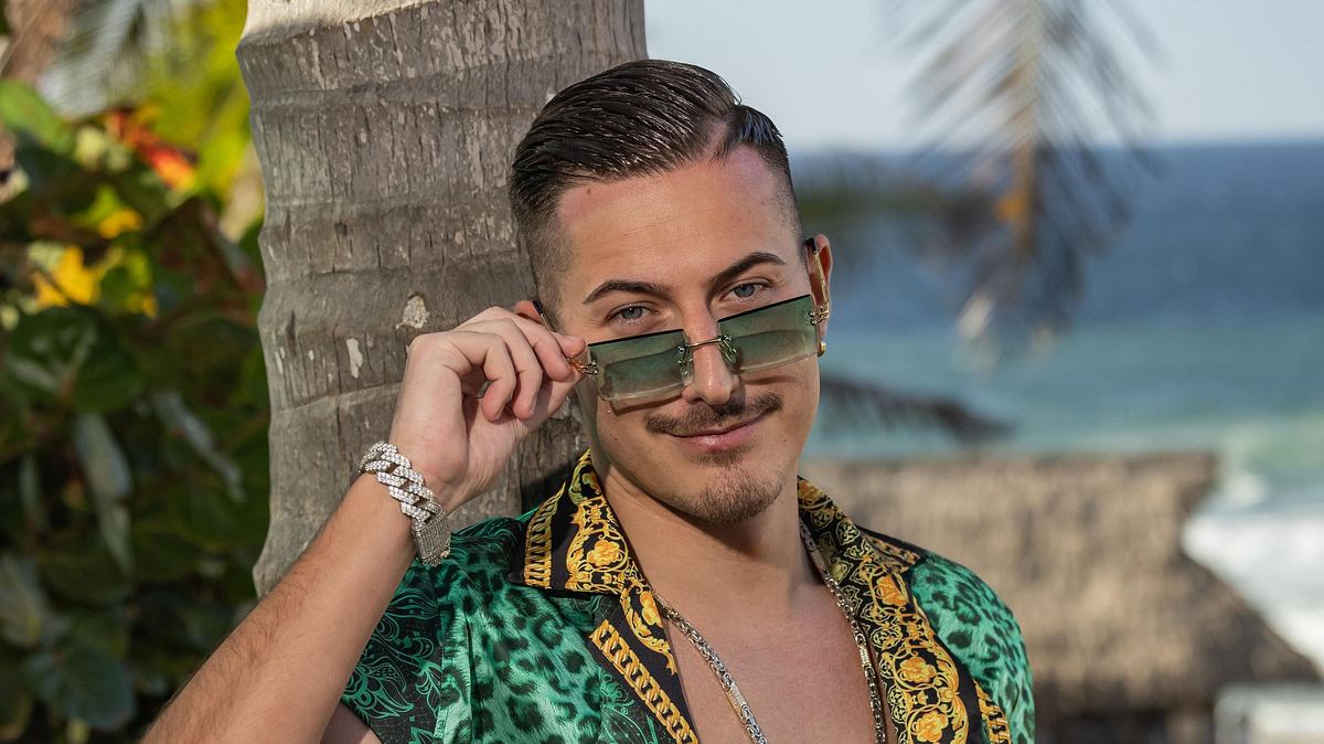 Marvin Kleinen nicht mehr single Marvin Kleinen rückt seine Sonnenbrille zurecht. Hinter ihm traumhafte Meereskulisse