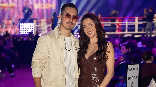 Jennifer Degenhart und Marvin Kleinen posieren gemeinsam vor einem Boxkampf - Foto: IMAGO / BOBO Jennifer Degenhart und Marvin Kleinen posieren gemeinsam vor einem Boxkampf - Foto: IMAGO / BOBO