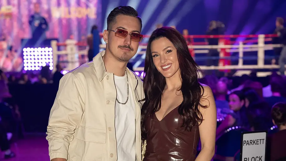 Jennifer Degenhart und Marvin Kleinen sind happy Jennifer Degenhart und Marvin Kleinen posieren gemeinsam vor einem Boxkampf