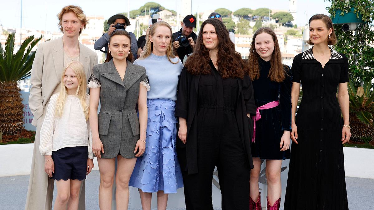 Mascha Schilinski mit dem Cast von In die Sonne schauen. Mascha Schilinski mit dem Cast von In die Sonne schauen.