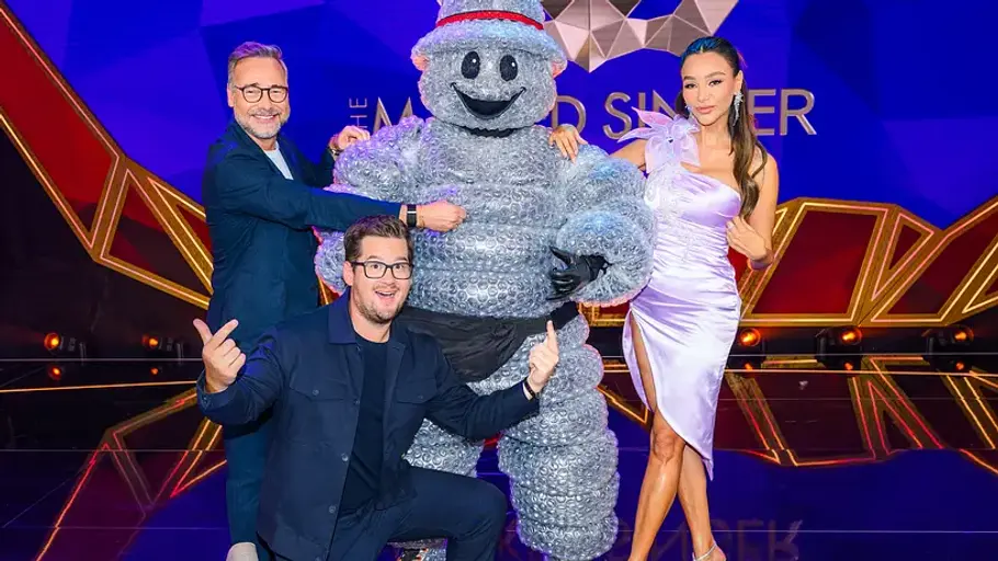 Folge 1 von „The Masked Singer“. Wer ist raus? (v.l.) Matthias Opdenhövel, Chris Tall, Kostüm Bubble und Verona Pooth bei „The Masked Singer“