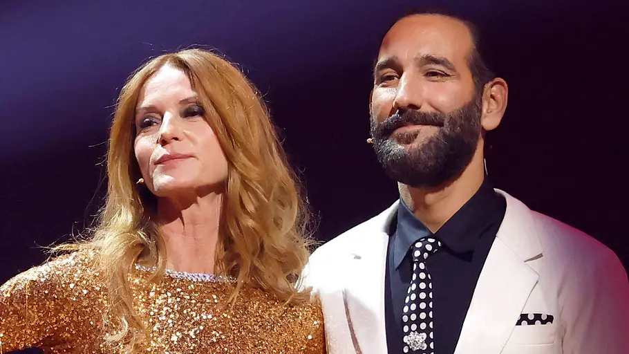 Massimo Sinato mit Esther Schweins Massimo Sinato mit Esther Schweins in der 19. und wie Fans fürchten letzten Let's Dance-Staffel.