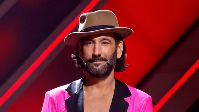 Massimo Sinató trägt einen braunen Hut und einen pinken Blazer mit schwarzem Kragen.  - Foto: IMAGO / Panama Pictures