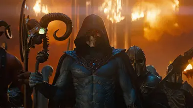 Skeletor steht mit seiner Armee vor Flammen und blickt finster drein. - Foto:  IMAGO / Cinema Publishers Collection