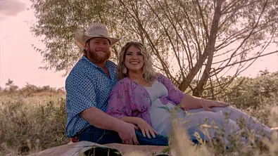 Maternal Instinct: Taylor Parker und Wade Griffin posieren während eines Babybauch-Shootings während ihrer vorgetäuschten Schwangerschaft in der Natur. - Foto: Netflix Maternal Instinct: Taylor Parker und Wade Griffin posieren während eines Babybauch-Shootings während ihrer vorgetäuschten Schwangerschaft in der Natur. - Foto: Netflix