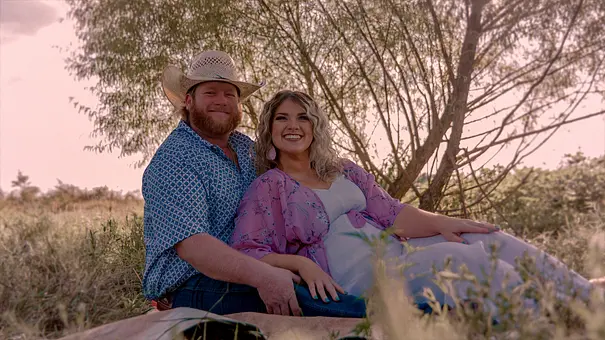 Maternal Instinct: Taylor Parker und Wade Griffin posieren während eines Babybauch-Shootings während ihrer vorgetäuschten Schwangerschaft in der Natur. - Foto: Netflix Maternal Instinct: Taylor Parker und Wade Griffin posieren während eines Babybauch-Shootings während ihrer vorgetäuschten Schwangerschaft in der Natur. - Foto: Netflix