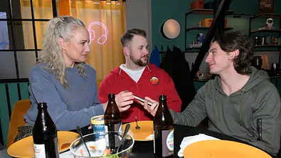 Maren, Jonas und Mats sitzen am Tisch. - Foto: RTL / Rolf Baumgartner