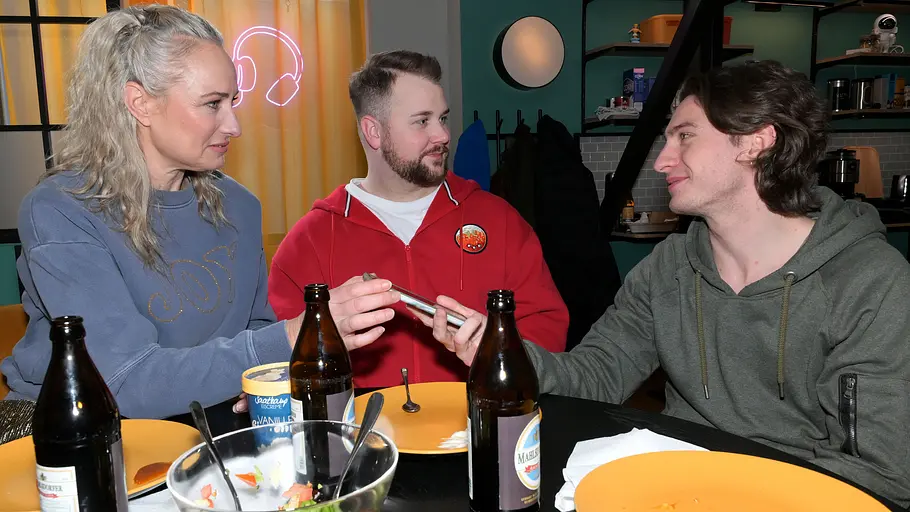 Maren, Jonas und Mats sitzen am Tisch.