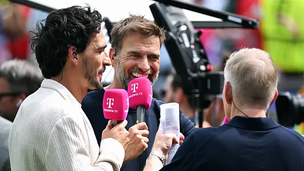 Mats Hummels und Jürgen Klopp moderieren bei der WM 2026 mit Magenta-Mikrofon - Foto: IMAGO / Uwe Kraft Mats Hummels und Jürgen Klopp moderieren bei der WM 2026 mit Magenta-Mikrofon - Foto: IMAGO / Uwe Kraft