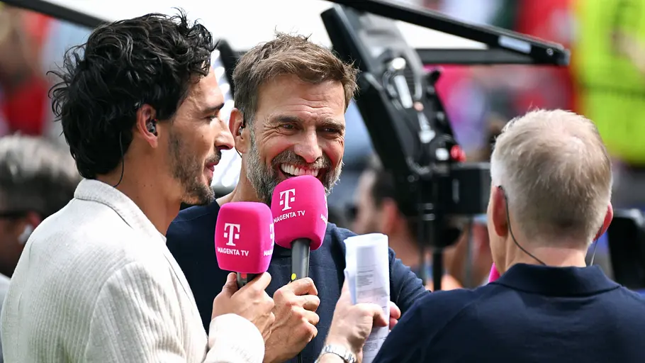 Mats Hummels Jürgen Klopp Magenta Mats Hummels und Jürgen Klopp moderieren bei der WM 2026 mit Magenta-Mikrofon