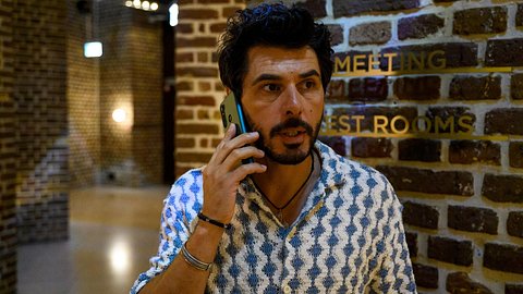 Matteos Geheimnis fliegt auf. - Foto: RTL/ Julia Feldhagen