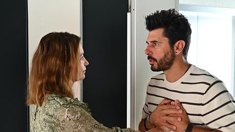 Matteo hält Nathalies Hand an seiner Brust. - Foto: RTL / Julia Feldhagen