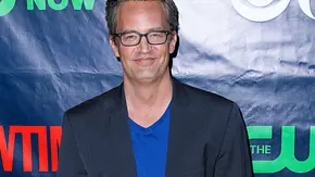 Matthew Perry trägt Brille und lächelt auf einem Red Carpet Event. - Foto:  IMAGO / ABACAPRESS