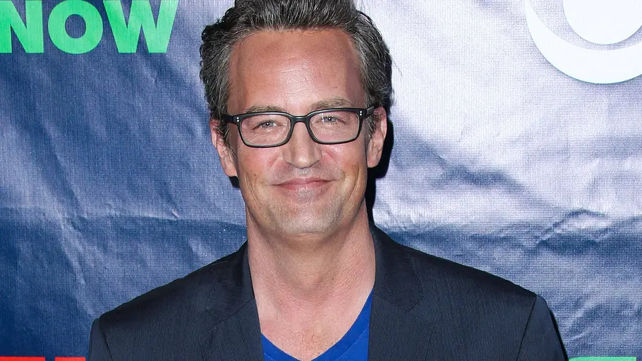 Matthew Perry starb 2023. Jetzt bringt Netflix eine Doku über ihn. Matthew Perry trägt Brille und lächelt auf einem Red Carpet Event.