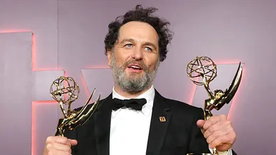 Matthew Rhys mit den zwei Emmys in der Hand. - Foto: IMAGO / Hutchins Photo Matthew Rhys mit den zwei Emmys in der Hand. - Foto: IMAGO / Hutchins Photo