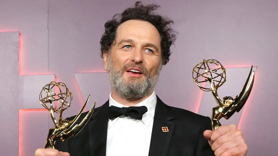 Matthew Rhys räumte gleich zwei Mal ab. Matthew Rhys mit den zwei Emmys in der Hand.