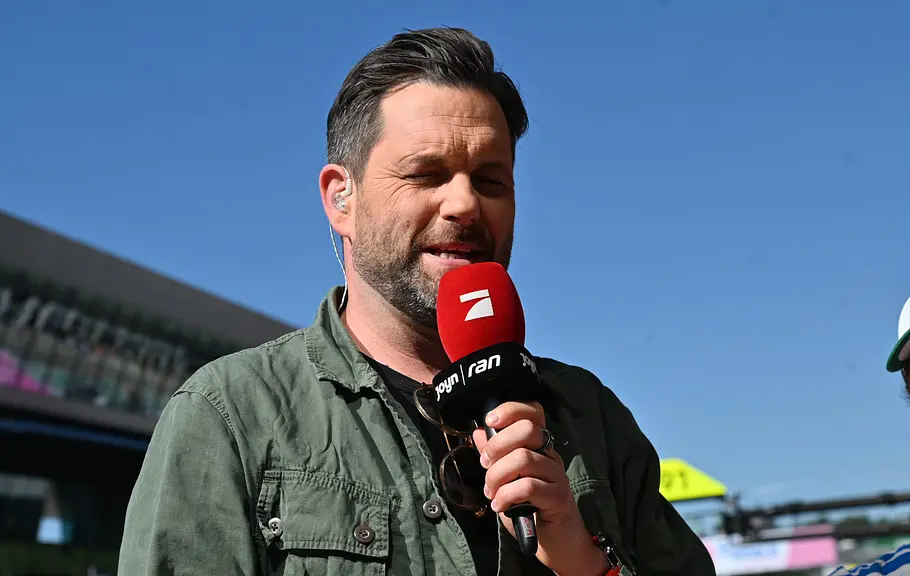 Matthias Killing. Matthias Killing, hier mit zusammengekniffenen Augen und ProSieben-Mikrofon, weinte wegen seines neuen The Voice-Jobs.