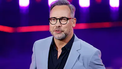 Moderator Matthias Opdenhövel in der Prosieben-Show The Masked Singer. - Foto: IMAGO / Panama Pictures Moderator Matthias Opdenhövel in der Prosieben-Show The Masked Singer. - Foto: IMAGO / Panama Pictures