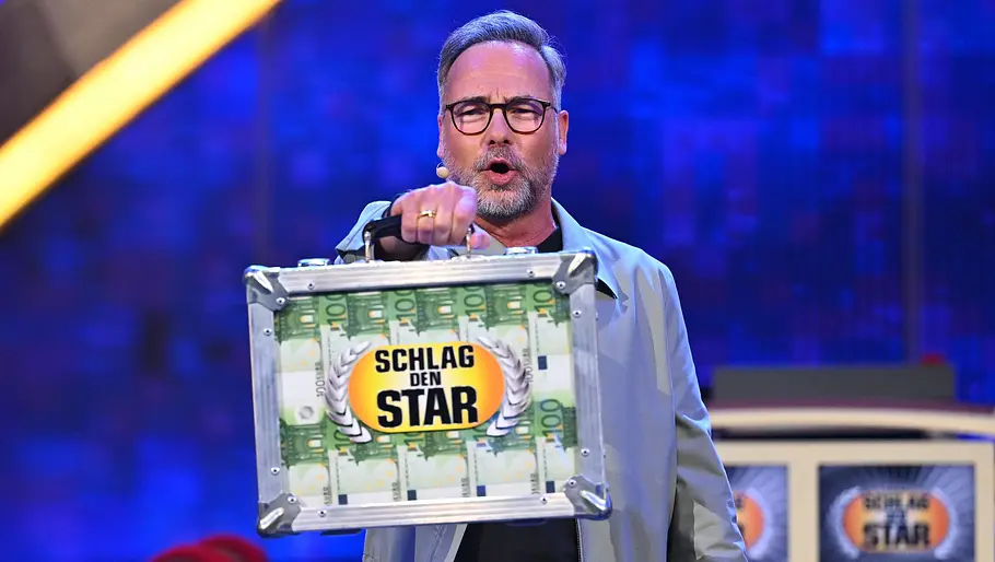 Matthias Opdenhövel. mit Schlag den Star-Gewinner-Koffer Matthias Opdenhövel. mit dem Schlag den Star-Gewinner-Koffer in der Hand.
