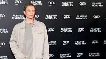Matthias Schweighöfer schaut lächelnd zur Seite! - Foto: Imago/Future Image