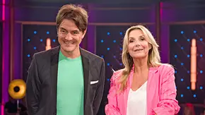 Moderator Matze Knop und Moderatorin Kim Fisher bei der Aufzeichnung der MDR-Talkshow „Riverboat“ in grün und pink. - Foto: IMAGO / STAR-MEDIA Moderator Matze Knop und Moderatorin Kim Fisher bei der Aufzeichnung der MDR-Talkshow „Riverboat“ in grün und pink. - Foto: IMAGO / STAR-MEDIA