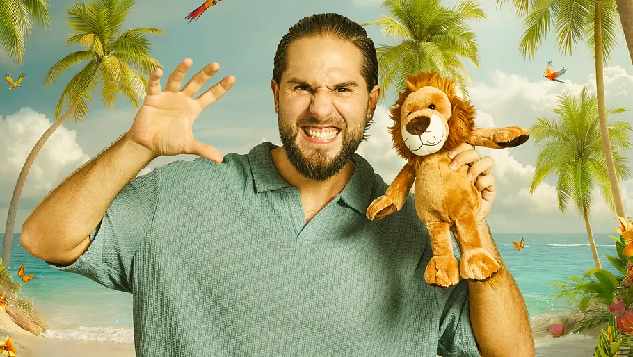 Maurice Dziwak Reality-TV-Star Maurice Dziwak am Strand vor Palmenkulisse, mit gebleckten Zähnen und erhobener Handpose, in der anderen Hand ein Löwen-Stofftier.