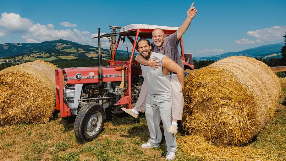 Forsthaus Rampensau Maurice & „Papsel“ Frank Dziwak vor einem Trecker