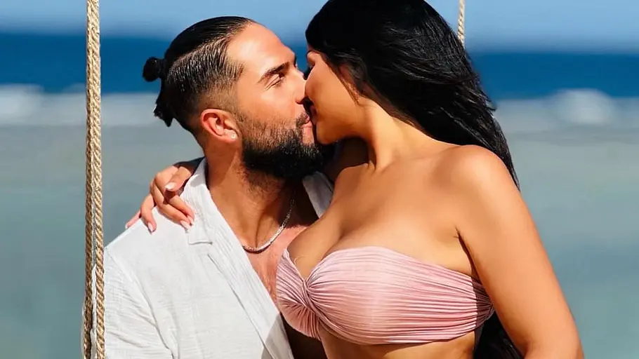 Maurice Dziwak und Freundin küssen sich Maurice Dziwak und seine Freundin sitzen auf einer Schaukel am Strand und küssen sich.