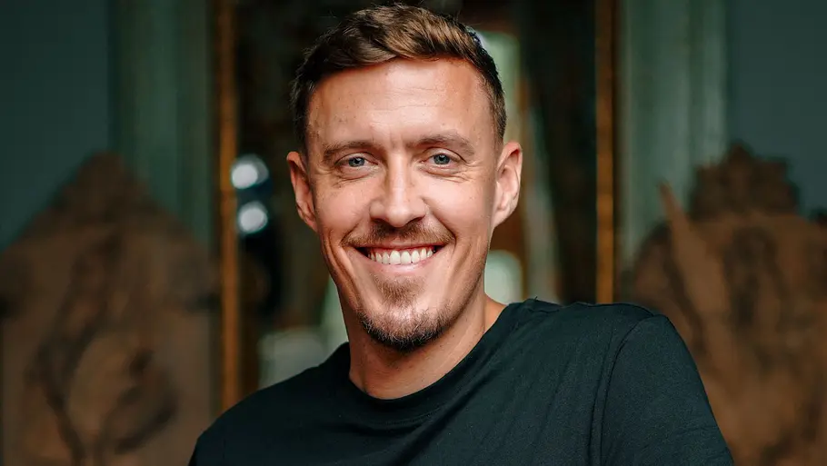 Max Kruse ist Ex-Fußballprofi. Max Kruse lächelt in die Kamera.