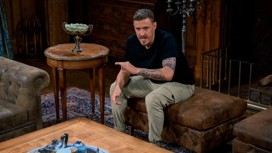 Max Kruse ärgert sich über sein Aus. Max Kruse redet mit ernster Miene und hebt seinen Armen.