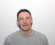 Auf dem Bild ist ein Mann mit Kappe und grauem Sweatshirt zu sehen. - Foto: TVM/ Privat