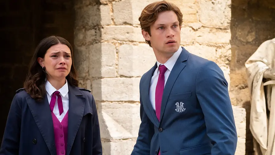 Maxton Hall Ruby und James von Maxton Hall, Ruby weint und James schaut wütend.