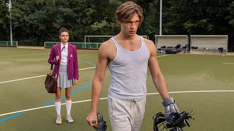 James hält seinen Football-Helm in der Hand und läuft Ruby weg - Foto: Amazon MGM Studios