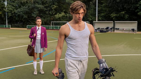 James hält seinen Football-Helm in der Hand und läuft Ruby weg - Foto: Amazon MGM Studios