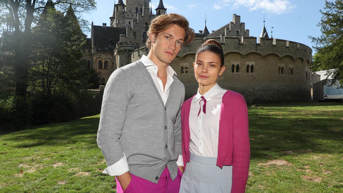 Die Serie „Maxton Hall“ wird bei ihrer 3. Staffel stark gefördert. Maxton Hall Darsteller Damian Hardung und Ruby Bell vor dem Schloss Marienburg