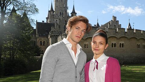 Maxton Hall Darsteller Damian Hardung und Ruby Bell vor dem Schloss Marienburg - Foto: IMAGO / localpic