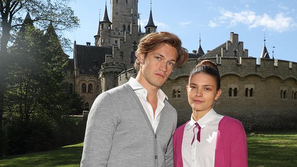 Maxton Hall Darsteller Damian Hardung und Ruby Bell vor dem Schloss Marienburg - Foto: IMAGO / localpic