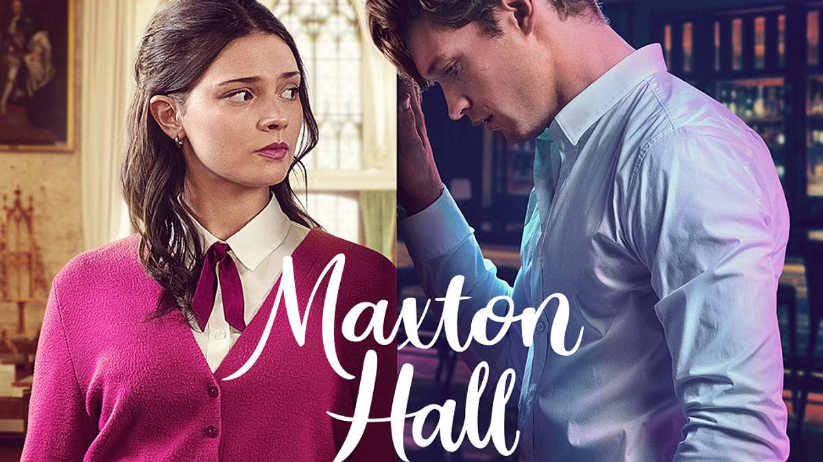 Man sieht Harriet Herbig-Matten als Ruby und Damian Hardung als James aus der Amazon Prime Video Serie „Maxton Hall“. Harriet trägt ein einen pinken Cardigan mit einer roten Schleife um den Kragen auf, während Damian ein hellblaues Hemd anhat. 