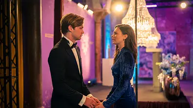 James und Ruby sind beide den Tränen nahe und halten sich an den Händen - Foto: Prime Video