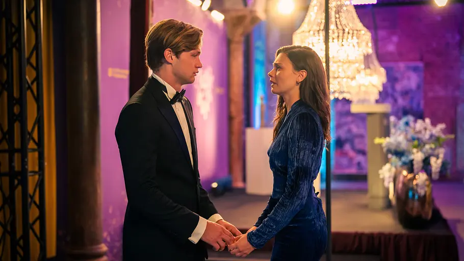 James und Ruby sind beide den Tränen nahe und halten sich an den Händen