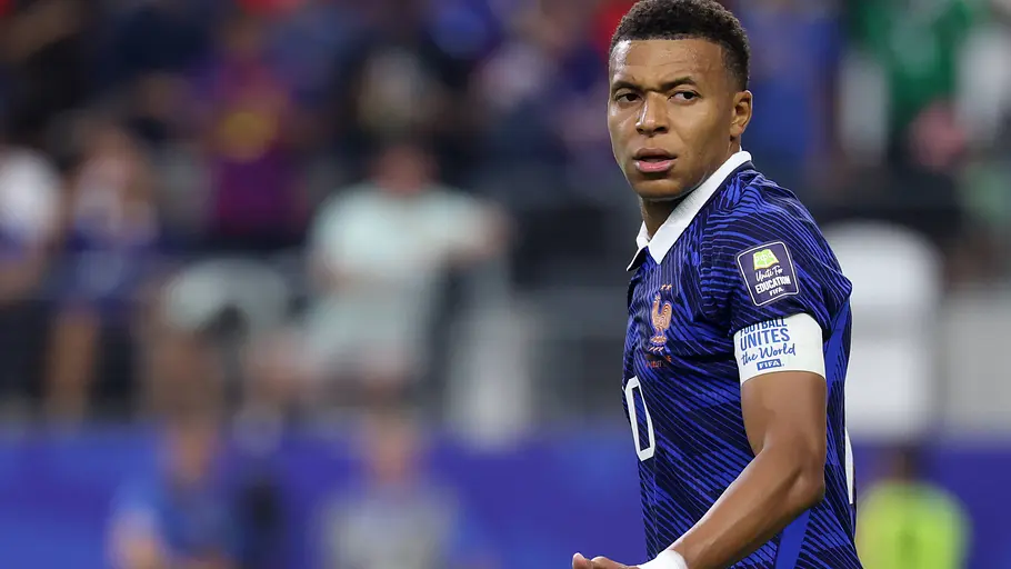 Kylian Mbappe muss auf Fehler der anderen hoffen. Kylian Mbappé hebt die Hand und schaut genervt.